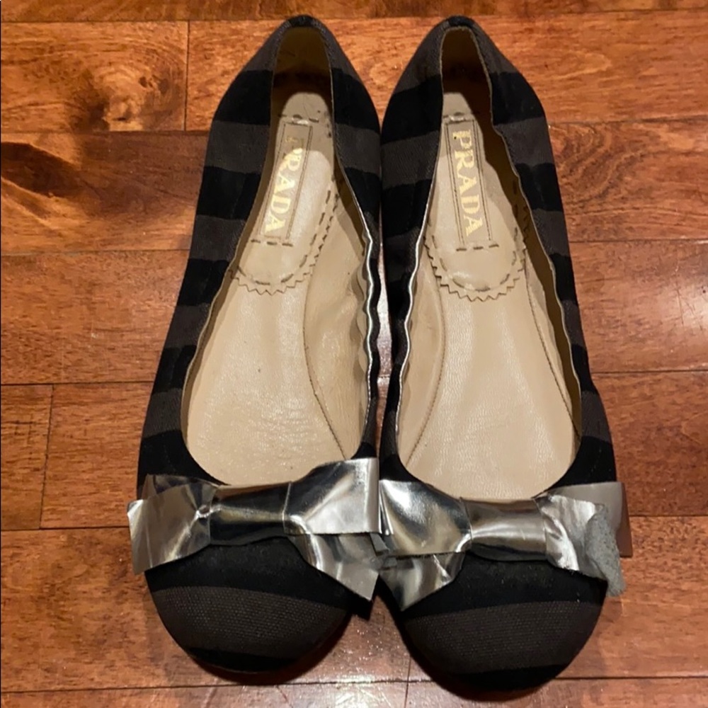 EUC Prada ballet flats w metallic bow